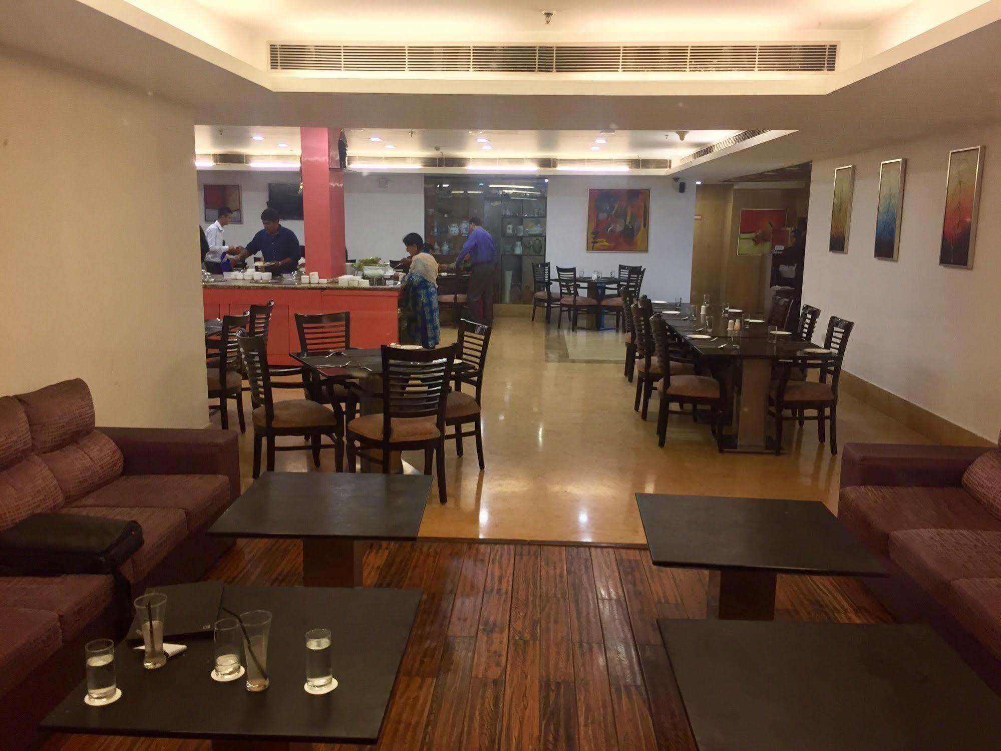 陶鲁斯萨罗瓦门廊酒店 新德里 外观 照片
